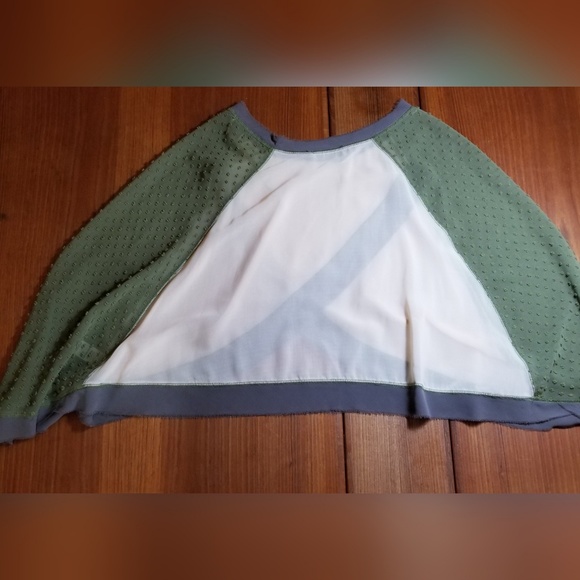 Doe & Rae Butterfly sleeve top - Picture 4 of 8